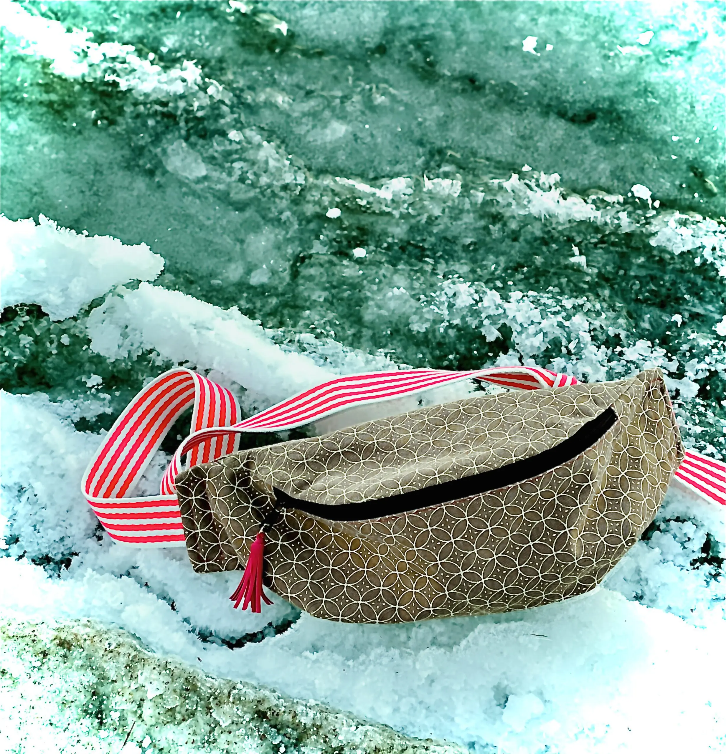 Bellybag_Armande-on-the-rocks-scaled