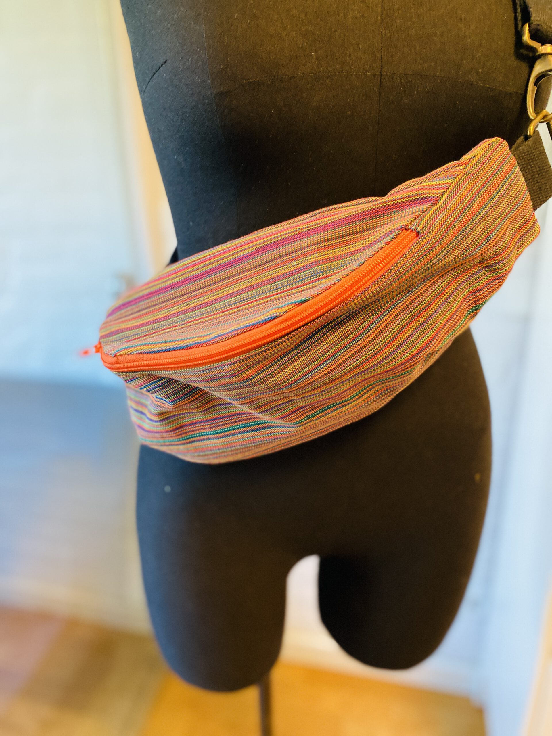 Belly Bag aus Faso dan Fani in Regenbogenfarben