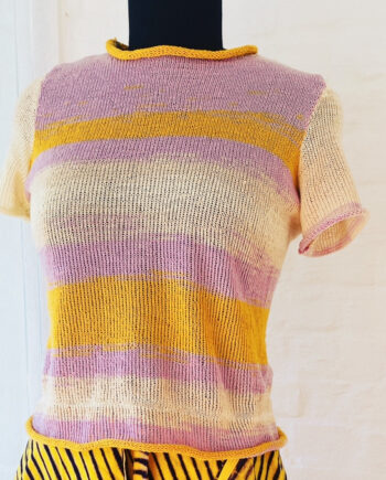 Handgestricktes Baumwollshirt mit Farbverlauf von flieder über goldgelb bis beige