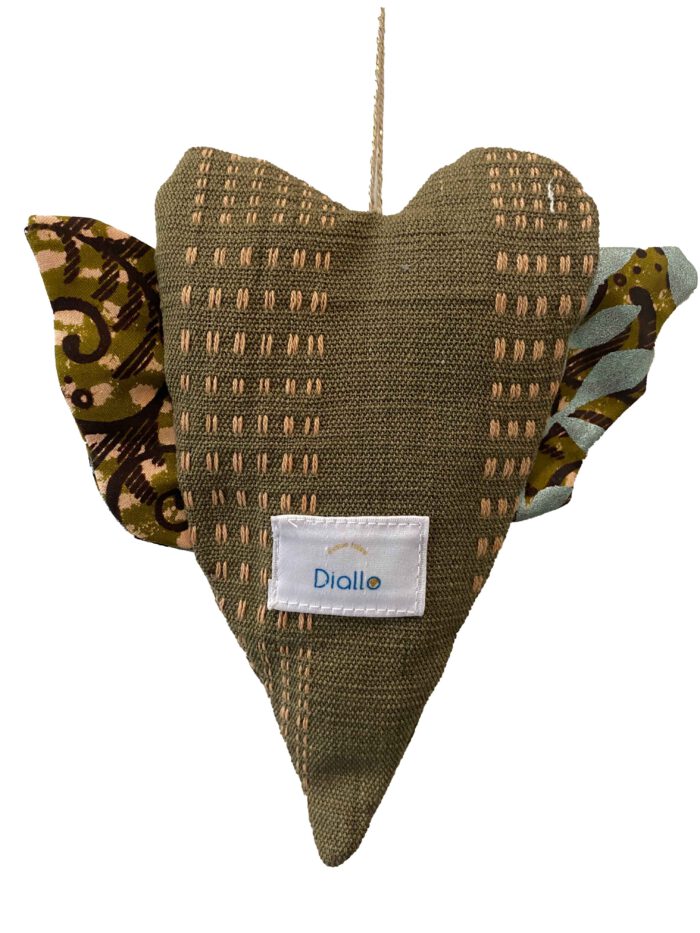 Handgenähtes Herz aus olivgrünem, gewebtem Stoff mit beigefarbenen Sticklinien, kombiniert mit Flügeln aus farbig gemustertem Waxprint-Stoff in Grün, Braun, Blau und Beige. Aufhängung mit natur-goldfarbenem Faden.