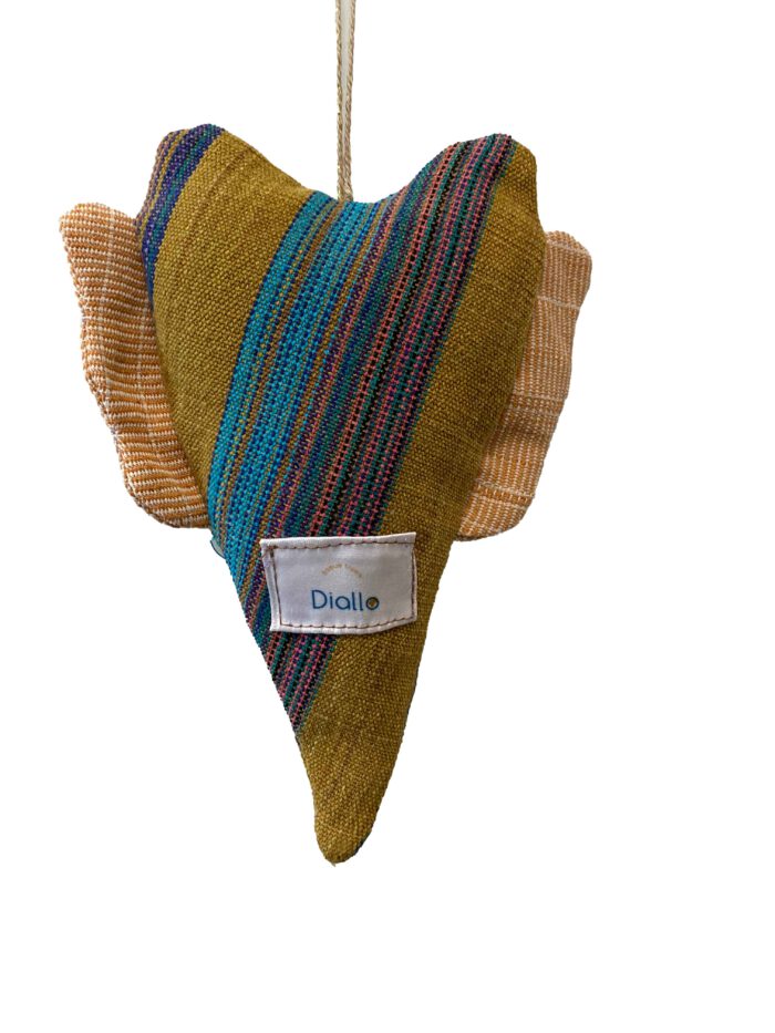 Handgemachtes Herz mit diagonalen Streifen in Curry, Türkis und Multicolor, dazu hell gestreifte Flügel aus Baumwolle – aufgehängt an einer Hanfkordel.