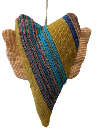 Handgemachtes Herz mit diagonalen Streifen in Curry, Türkis und Multicolor, dazu hell gestreifte Flügel aus Baumwolle – aufgehängt an einer Hanfkordel.