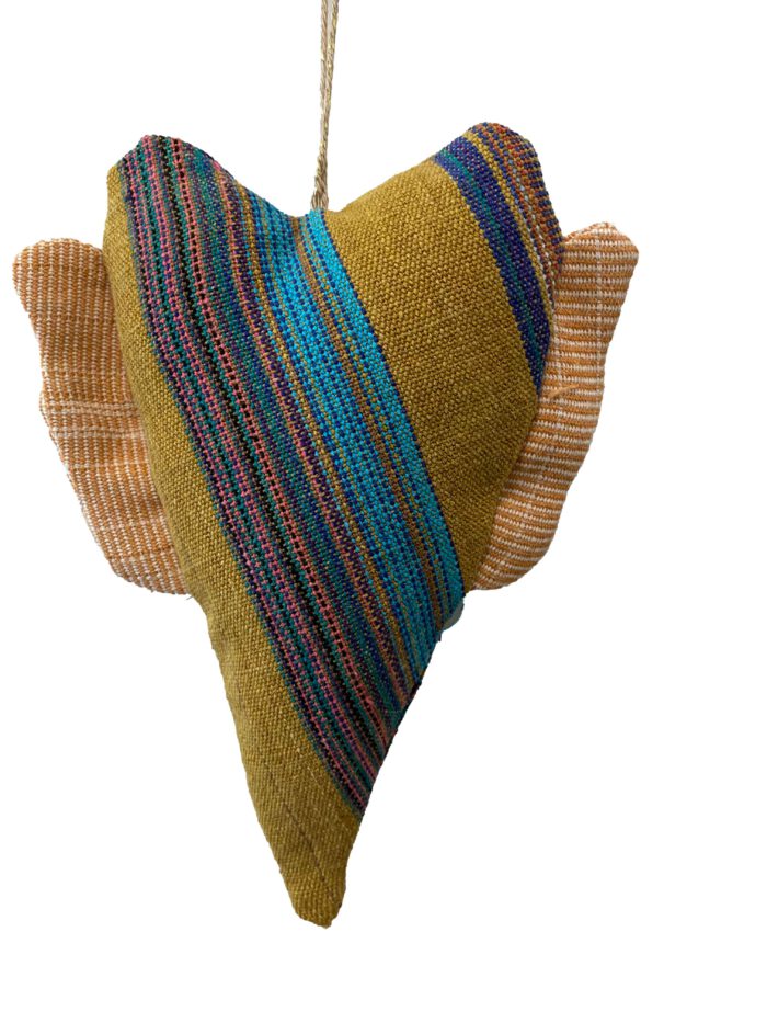 Handgemachtes Herz mit diagonalen Streifen in Curry, Türkis und Multicolor, dazu hell gestreifte Flügel aus Baumwolle – aufgehängt an einer Hanfkordel.