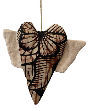 Herzförmiges Stoffobjekt mit grafischem Batikmuster in Braun, Beige und Schwarz, naturfarbene Flügel aus grobem Baumwollstoff, aufgehängt an einem golddurchwirkten Garnfaden.