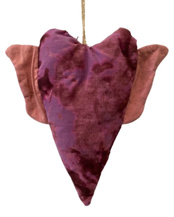 Handgemachtes Herz aus violett-pinkem Batikstoff mit weichrosa Flügeln, aufgehängt an einer naturfarbenen Kordel.