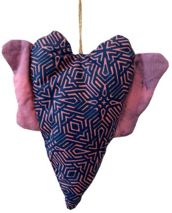 Handgemachtes Herz mit grafischem Muster in Blau und Pink sowie Flügeln aus rosa-batikfarbenem Stoff, aufgehängt an einer naturfarbenen Kordel mit Goldakzent.