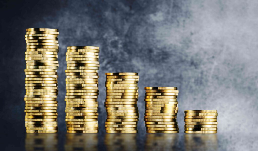 Stapel mit Goldmünszen, die zum rechten Bildrand hin immer kleiner werden und als Symbol für die geringe Beteiligung von Burkina Faso am Handel mit den eigenen Goldreserven stehen.