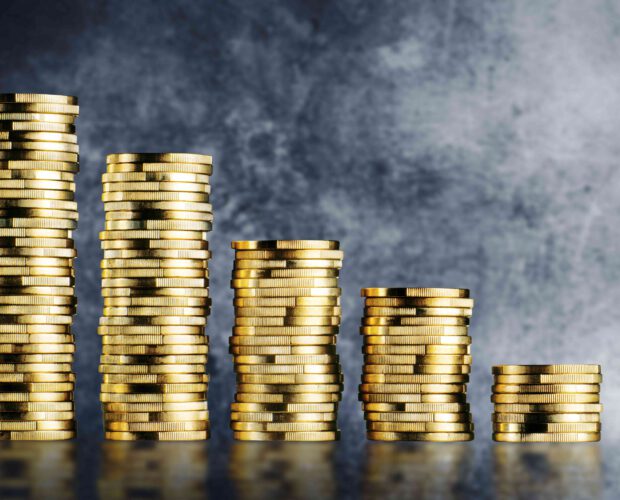 Stapel mit Goldmünszen, die zum rechten Bildrand hin immer kleiner werden und als Symbol für die geringe Beteiligung von Burkina Faso am Handel mit den eigenen Goldreserven stehen.