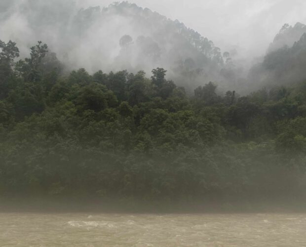 Die tosenden Wasser des Ganges und unheilvolle Dunst- und Nebenschwaden, die sich über dem darüberliegenden Urwald zusammenbrauen.