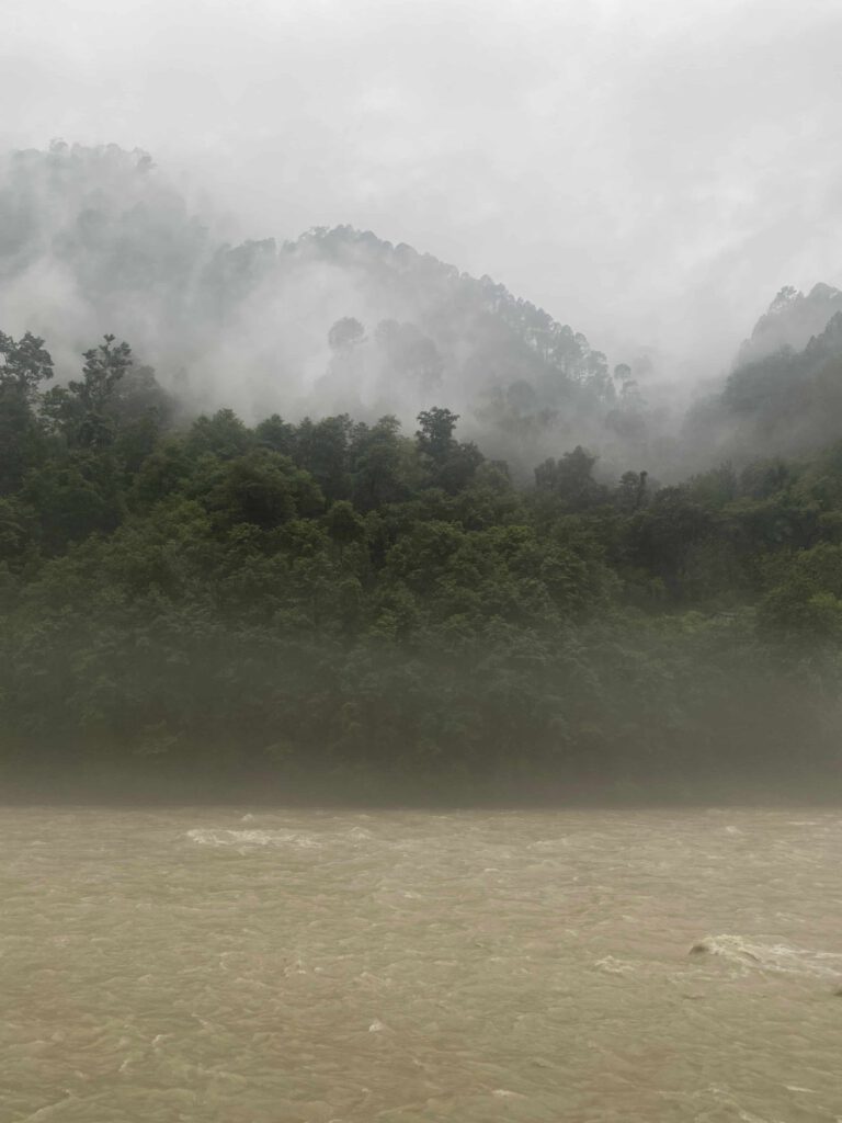 Die tosenden Wasser des Ganges und unheilvolle Dunst- und Nebenschwaden, die sich über dem darüberliegenden Urwald zusammenbrauen.
