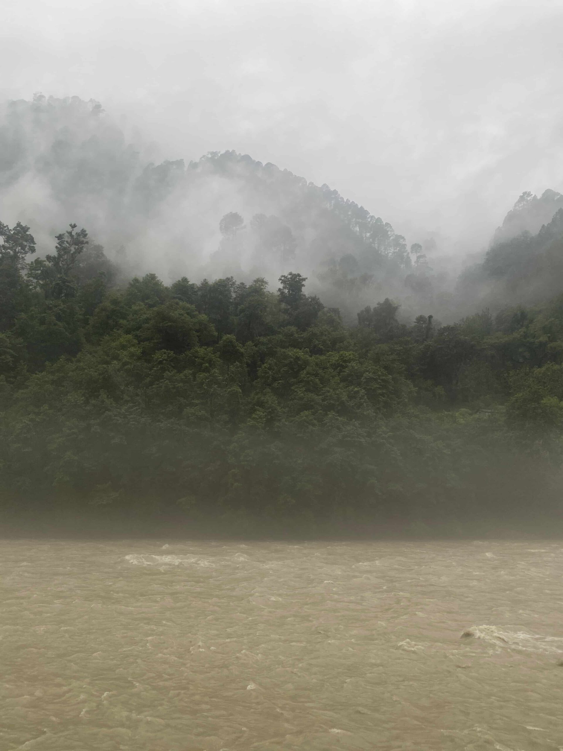 Die tosenden Wasser des Ganges und unheilvolle Dunst- und Nebenschwaden, die sich über dem darüberliegenden Urwald zusammenbrauen.